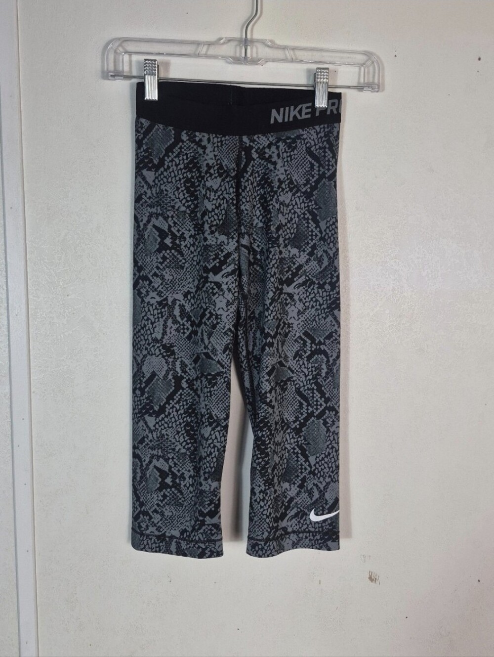 Nike Pro Heights Vixen Capri Leggings Snakeskin Print Size XS